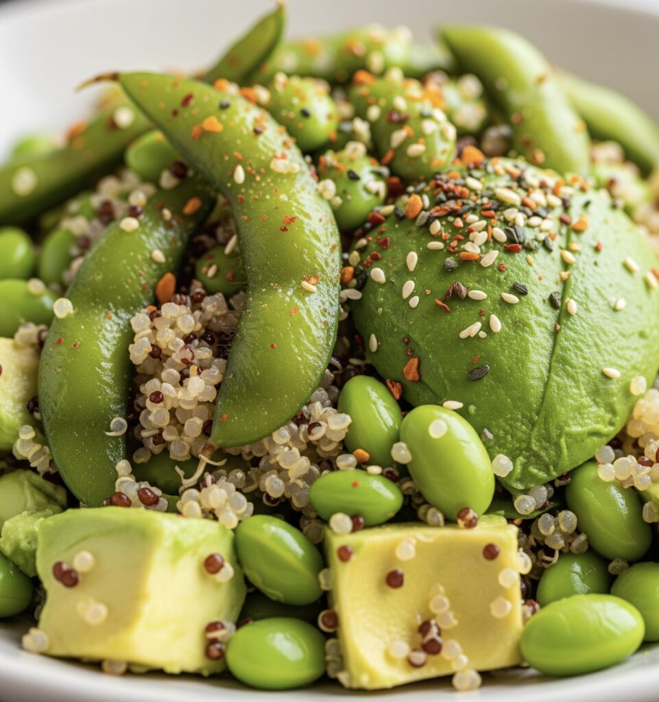 Ensalada templada de edamame, quinoa y aguacate